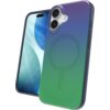 Na zdjęciu widoczne jest etui na telefon o wielokolorowym wzorze, z gradientem przechodzącym od fioletu do zieleni, z okrągłym wzorem sugerującym kompatybilność z MagSafe. Obok etui znajduje się telefon z wyświetlaczem pokazującym abstrakcyjny, niebiesko-