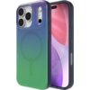 Przezroczyste etui na telefon z gradientem kolorów od zielonego do fioletowego, z widocznym okręgiem MagSafe i wycięciami na aparat oraz przyciski. Obok etui znajduje się telefon z wyświetlaczem pokazującym abstrakcyjną grafikę w odcieniach różu i fioletu
