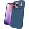 Ciemnoniebieskie etui na telefon z trzema wycięciami na aparaty i dodatkowymi otworami na lampę oraz mikrofon. Obok etui widoczny jest telefon z kolorowym ekranem, na którym dominują odcienie różu i fioletu.