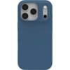 Ciemnoniebieskie etui na telefon z trzema dużymi otworami na aparaty i jednym mniejszym na lampę błyskową. Etui ma gładką powierzchnię i zaokrąglone krawędzie.