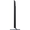 Wąski, boczny widok telewizora z cienką ramką i podstawą w kształcie litery "L". Na obudowie widoczny jest napis "XIAOMI MINI LED".