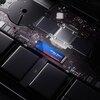 Na zdjęciu widoczna jest płyta główna z zamontowanym dyskiem SSD oznaczonym jako "WD Blue SN5100 500GB SSD". Dysk jest umieszczony w centralnej części płyty, otoczony różnymi komponentami elektronicznymi.