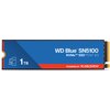Na zdjęciu widoczny jest dysk SSD z niebiesko-czerwonym oznaczeniem, na którym znajduje się tekst: "WD Blue SN5100 NVMe SSD PCIe 4.0" oraz "1TB". Na czerwonym tle umieszczono napis "POWERED BY SANDISK".