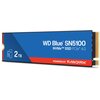 Na zdjęciu znajduje się dysk SSD z oznaczeniem "WD Blue SN5100 NVMe SSD PCIe 4.0" oraz pojemnością "2 TB". Na czerwonym tle widnieje napis "POWERED BY SANDISK".