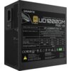 Czarny zasilacz komputerowy z widoczną etykietą zawierającą informacje techniczne, takie jak model "UD1000GM PG5 V2", certyfikat "80 Plus Gold" oraz dane dotyczące wejścia i wyjścia prądu. Na etykiecie znajdują się również różne symbole certyfikacyjne oraz ostrzeżenia dotyczące bezpieczeństwa.