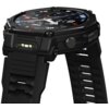 Czarny smartwatch z okrągłą tarczą, na której widoczne są cyfry, wskaźniki kierunków oraz różne oznaczenia. Na boku koperty znajduje się przycisk oraz napis "WATER RESIST 10ATM".