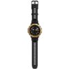 Czarny smartwatch z okrągłą tarczą otoczoną złotą ramką, z wyraźnymi białymi cyframi i wskazówkami na tarczy. Pasek zegarka jest czarny z prostokątnymi otworami.