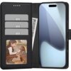 Czarne etui na telefon z funkcją portfela, zawierające trzy kieszonki na karty, miejsce na banknoty oraz przezroczystą kieszonkę z fotografią dziecka i psa. Obok znajduje się telefon z wyświetlaczem w odcieniach niebieskiego i szarego.