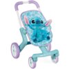 Na zdjęciu znajduje się dziecięcy wózek w pastelowych kolorach z motywem postaci z bajki, z napisem "Stitch" na dolnej części. W wózku umieszczona jest pluszowa zabawka przedstawiająca niebieską postać z dużymi uszami.