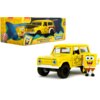 Żółty model samochodu Ford Bronco z 1973 roku z motywem SpongeBoba, obok którego stoi figurka SpongeBoba. W tle widoczne jest opakowanie z grafiką postaci z kreskówki i napisem "SpongeBob SquarePants & 1973 Ford Bronco".