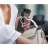 Osoba trzyma przezroczyste etui TECH-PROTECT Flexair MagSafe na telefonie Apple iPhone 17 Air, z widocznym logo Apple i okręgiem MagSafe. W tle znajduje się fragment jasnej torebki.