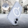 Przezroczysto-brokatowe etui na telefon z widocznym okręgiem MagSafe i logo jabłka, leży na tle miejskiej ulicy. W górnym rogu znajduje się powiększenie narożnika etui, pokazujące jego elastyczność.