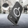 Przezroczysto-brokatowe etui na telefon z widocznym okrągłym wzorem, przypominającym symbol MagSafe, leży na tle miejskiej ulicy. W lewym górnym rogu znajduje się powiększenie fragmentu etui, ukazujące jego teksturę i detale.