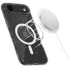 Przezroczysto-brokatowe etui na telefon z widocznym okrągłym wzorem MagSafe, obok którego znajduje się okrągła ładowarka. Tło etui jest ciemne z drobnymi, błyszczącymi elementami.