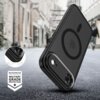 Czarne matowe etui na telefon z widocznym okrągłym wzorem, leży na powierzchni przypominającej asfalt, a w tle widać rozmytą ulicę miejską. W lewym dolnym rogu znajduje się napis "MIL-STD-810H 516.8 MILITARY GRADE PROTECTION" z ikoną gwiazdy.