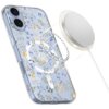 Przezroczyste etui na telefon z motywem wiosennych kwiatów w kolorach niebieskim i żółtym, obok znajduje się okrągła ładowarka MagSafe. Etui jest przeznaczone do modelu Apple iPhone 17.