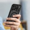 Na zdjęciu widać dłoń trzymającą czarne, matowe etui na telefon z trzema dużymi otworami na aparaty oraz mniejszym otworem na lampę błyskową. Etui posiada okrągły wzór sugerujący kompatybilność z technologią MagSafe.