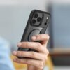 Na zdjęciu widoczne jest etui TECH-PROTECT MagMat MagSafe do Apple iPhone 17 Pro w kolorze czarno-przezroczystym, trzymane w dłoni. Etui ma przezroczysty tył z widocznym okręgiem, który sugeruje kompatybilność z MagSafe.