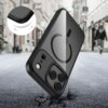 Czarno-przezroczyste etui na telefon z widocznym symbolem MagSafe, ukazane na tle miejskiej ulicy. W lewym górnym rogu znajduje się powiększenie narożnika etui, pokazujące jego elastyczność.
