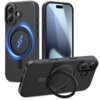 Czarne matowe etui TECH-PROTECT MagRing MagSafe do Apple iPhone 17, z widocznym okrągłym wzorem i symbolem błyskawicy, prezentowane jest z przodu i z tyłu telefonu. Etui posiada wycięcia na aparat i przyciski oraz pierścień na tylnej części.