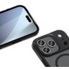 Na zdjęciu widoczne są dwa fragmenty telefonu w czarnym, matowym etui z trzema obiektywami aparatu i okrągłym wycięciem na akcesoria MagSafe. Ekran telefonu jest włączony, pokazując gradientowy wzór w odcieniach niebieskiego i szarości.