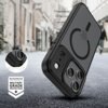 Czarne matowe etui na telefon z widocznym okręgiem na tylnej części, obok którego znajduje się napis "MIL-STD-810H 516.8 MILITARY GRADE PROTECTION" z gwiazdką poniżej. W tle rozmyta ulica z budynkami.