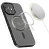 Czarne matowe etui na telefon z widocznym okrągłym wycięciem na system MagSafe oraz zarysowanym logo producenta. Obok etui znajduje się okrągły, srebrny dysk ładowarki MagSafe z podłączonym kablem.