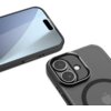 Na zdjęciu widoczne są dwa smartfony w czarnych matowych etui, z czego jeden pokazuje ekran, a drugi tylną część z podwójnym aparatem i okręgiem MagSafe. Na tylnym etui widoczny jest subtelny zarys logo producenta.