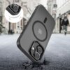 Czarne matowe etui TECH-PROTECT MagStand MagSafe do Apple iPhone 17 jest przedstawione na tle miejskiej ulicy, z widocznym okrągłym wzorem MagSafe i wycięciem na aparat. W lewym górnym rogu znajduje się powiększenie fragmentu etui z aparatem.