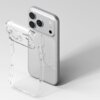 Przezroczysto-brokatowe etui na telefon jest pokazane obok smartfona, który ma trzy duże obiektywy aparatu i przyciski boczne. Etui ma wycięcia na obiektywy i jest lekko zakrzywione, co podkreśla jego elastyczność.