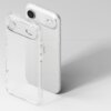 Przezroczyste etui na telefon jest pokazane obok białego smartfona, na którym widoczne jest logo w kształcie nadgryzionego jabłka. Etui ma wycięcia na aparat i przyciski boczne.