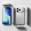 Przezroczyste etui na smartfon jest pokazane z różnych perspektyw, ukazując jego dopasowanie do urządzenia z trzema obiektywami aparatu. Na ekranie telefonu widoczny jest abstrakcyjny wzór w odcieniach niebieskiego i zielonego.