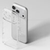 Przezroczyste etui RINGKE Fusion do Apple iPhone 17 Pro Max jest pokazane obok telefonu, z widocznymi wycięciami na aparaty i przyciski. Etui ma gładką powierzchnię i jest wykonane z przezroczystego materiału, co pozwala na widoczność tylnej części telefo