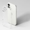 Przezroczyste etui RINGKE Fusion do Apple iPhone 17 jest pokazane obok białego telefonu, na jasnym tle. Etui ma wycięcia na aparat i przyciski boczne, a na telefonie widoczne jest logo w kształcie jabłka.
