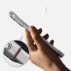 Przezroczyste etui na telefon trzymane w dłoni, z widocznymi przyciskami bocznymi. W lewym dolnym rogu znajduje się powiększenie narożnika etui, ukazujące jego szczegóły konstrukcyjne.