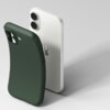 Ciemnozielone etui RINGKE Onyx do Apple iPhone 17 jest przedstawione obok białego telefonu, ukazując teksturę i wycięcia na przyciski oraz aparat. Na etui widoczny jest napis "RINGKE".