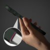 Ciemnozielone etui na telefon trzymane w dłoni, z widocznymi przyciskami bocznymi i teksturowaną powierzchnią. W powiększeniu pokazano szczegół tekstury etui oraz jego dopasowanie do urządzenia.