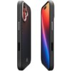 Czarno-srebrne etui na telefon z widoczną teksturą przypominającą włókno węglowe, z wycięciami na przyciski i aparat. Na ekranie telefonu widoczny jest gradientowy wzór w odcieniach czerwieni i niebieskiego.