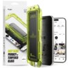 Opakowanie produktu z napisem "Ringke Easy Slide Privacy Tempered Glass for iPhone 17" oraz widoczne szkło ochronne w zielonej ramce. Na ekranie telefonu widać interfejs aplikacji z ikonami i tekstem.