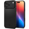 Czarne etui z teksturą przypominającą włókno węglowe, przeznaczone do telefonu, z widocznymi trzema otworami na aparaty fotograficzne oraz logo producenta w dolnej części. Obok etui znajduje się telefon z kolorowym wyświetlaczem.