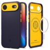 Na zdjęciu widoczne jest granatowe etui z żółtymi akcentami, przeznaczone do telefonu Apple iPhone 17, z napisem "Spigen" oraz oznaczeniem "NanoPop MagFit". Wewnątrz etui znajduje się okrągły wzór z tekstem "Magnetic Case for iPhone" i "Spigen Inc in Irvi