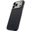 Czarne etui na telefon z trzema widocznymi obiektywami aparatu oraz przyciskami bocznymi, posiada logo "spigen" na dolnej części. Powierzchnia etui jest gładka z delikatną fakturą po bokach.