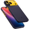 Granatowe etui na telefon z żółtymi akcentami wokół aparatu i przycisków, z widocznym logo producenta. Etui jest przeznaczone do modelu Apple iPhone 17 Pro Max i posiada funkcję MagSafe.