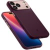 Burgundowe etui na telefon z trzema wycięciami na aparaty i logo producenta na dole. Etui jest pokazane w dwóch ujęciach, z przodu i z tyłu, z widocznym gradientowym ekranem telefonu.