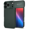 Zielone etui na telefon z trzema otworami na aparaty i przesuwaną osłoną, na której widnieje napis: "Optik Armor MagFit, Spigen Inc. in Irvine, California, Made in China, www.spigen.com". Na etui znajduje się również logo producenta.