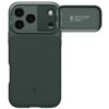 Zielone etui na telefon z trzema otworami na aparaty i przesuwaną osłoną, na której widnieje napis: "Optik Armor MagFit, Spigen Inc. in Irvine, California, Made in China, www.spigen.com". Na dole etui znajduje się małe logo producenta.