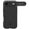 Czarne etui na telefon z widocznym otworem na aparat i przesuwaną osłoną, na której znajduje się tekst: "Optik Armor MagFit, Spigen Inc. in Irvine, California, Made in China, www.spigen.com". Na dole etui widoczne jest logo producenta.
