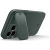 Zielone etui z trzema otworami na aparaty, posiada klapkę ochronną oraz logo producenta w dolnej części. Produkt jest przeznaczony do telefonu Apple iPhone 17 Pro Max i obsługuje technologię MagSafe.