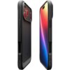 Czarne, matowe etui na telefon z widocznymi wycięciami na przyciski i aparat, posiada teksturowane elementy na krawędziach. Na etui znajduje się logo producenta w dolnej części.