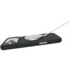 Ciemnozielone etui na telefon z trzema widocznymi obiektywami aparatu oraz podłączoną okrągłą ładowarką MagSafe. Na etui znajduje się subtelne logo producenta.